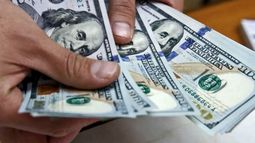 El dólar libre es ofrecido con alza de un peso, a $215 para la venta en el circuito paralelo, con un aumento acumulado de 42,4% en el último año.