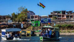 Paso de chalanas en la frontera Aguas Blancas - Bolivia