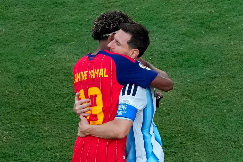 El abrazo afectuoso entre Lamine Yamal y Lionel Messi tras el título mundial de España ante la Argentina, en julio pasadoYuki Iwamura - AP