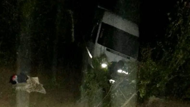 Una camioneta con docentes volcó en Barro Blanco