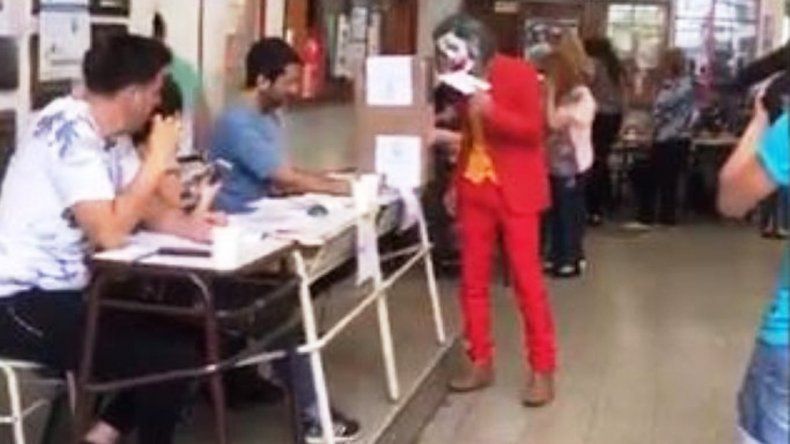 ¡Votó el Guasón! Un hombre fue a votar disfrazado y largó la clásica carcajada