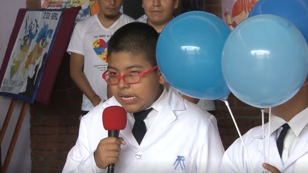 Exequiel tiene autismo y cumplió su sueño: cantó en el acto de su colegio