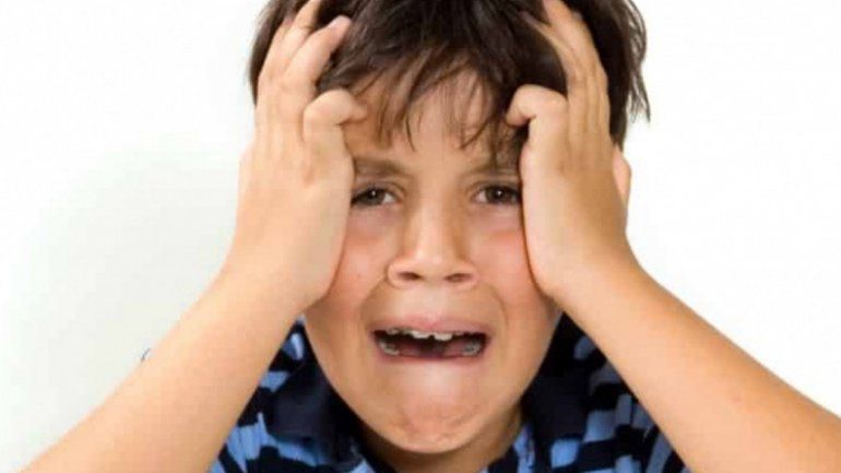 Niño con un diente en los testiculos.png