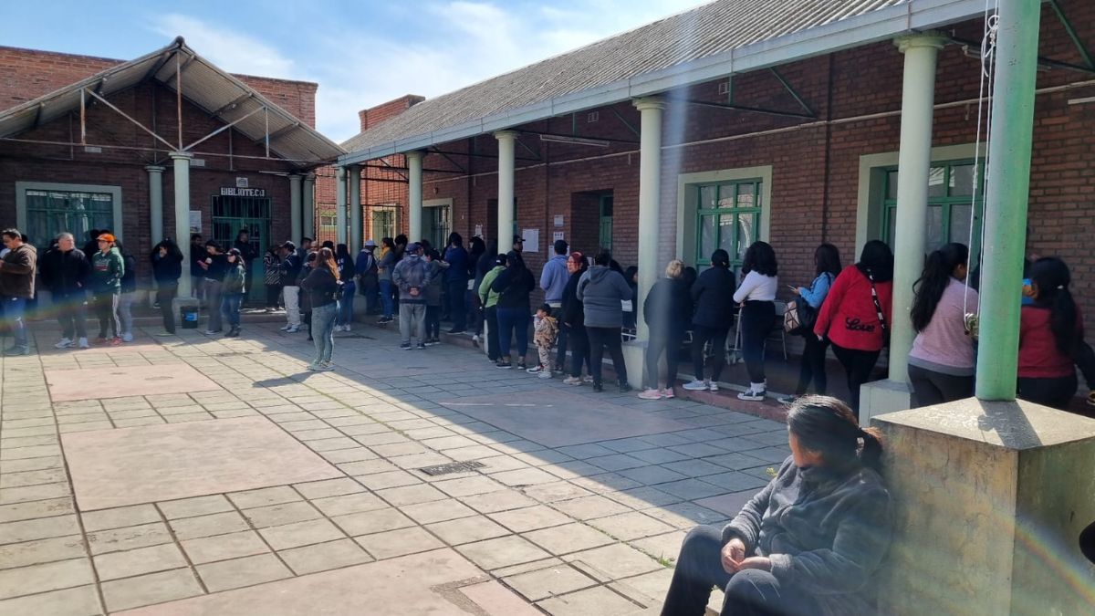 Largas filas para votar en las escuelas.