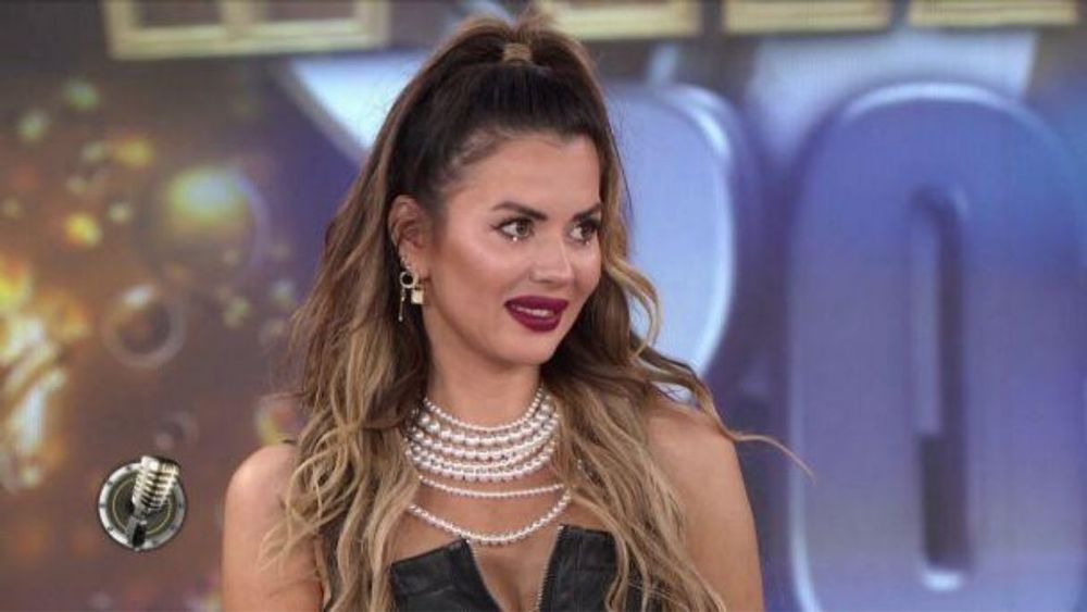 Karina Jelinek le puso los puntos a Laurita Fernández