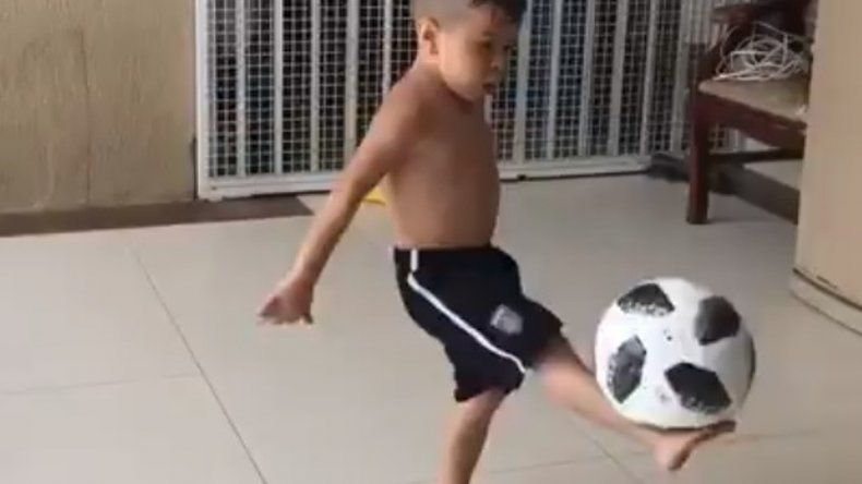 El talento futbolístico de un nene es furor en las redes sociales