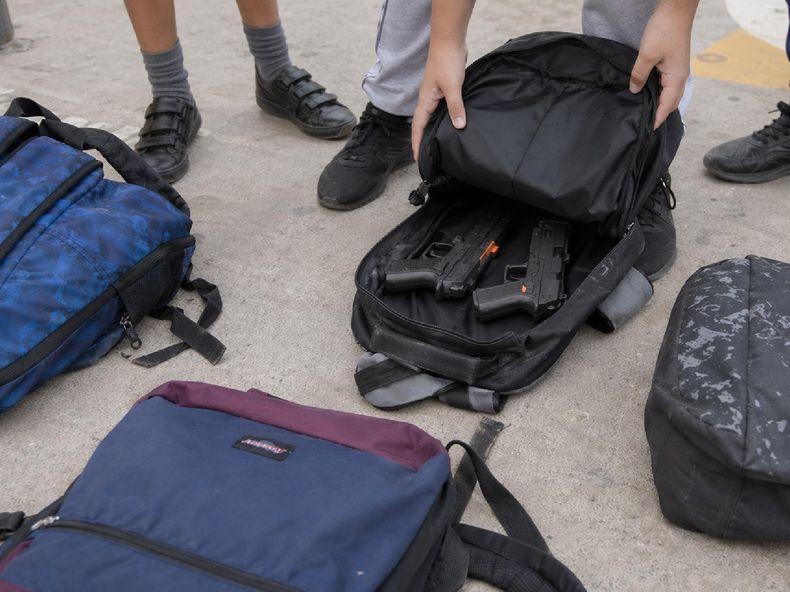 Secuestraron pistolas de juguete en una escuela de Jujuy (imagen con IA)