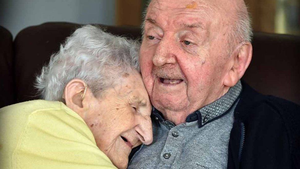 Una madre de 98 años, se muda a un asilo para cuidar a su hijo de 80 años