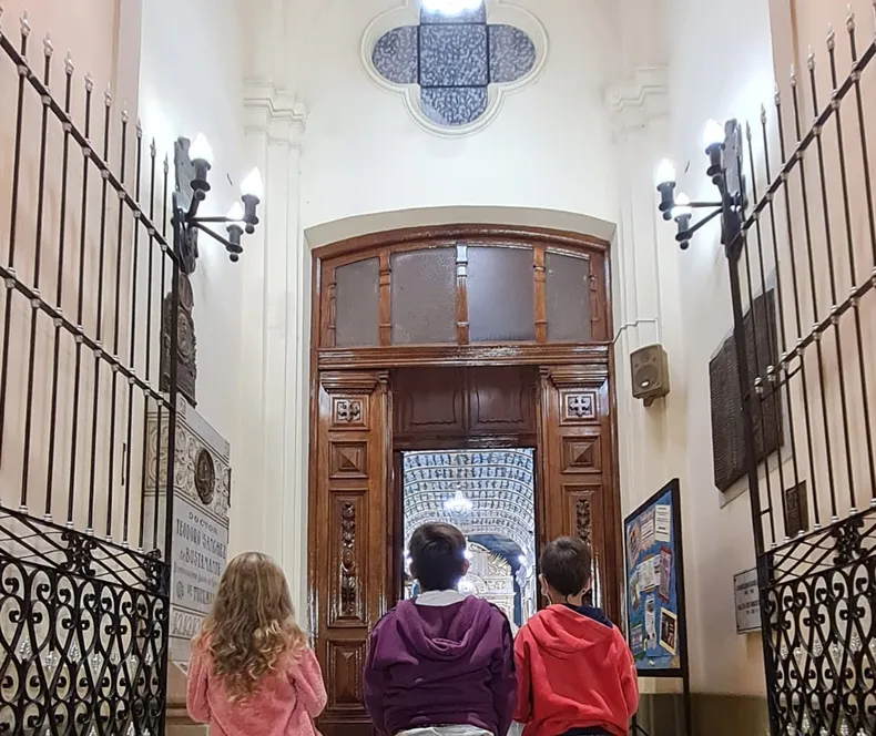 Los fieles que visitan los monumentos están invitados a hacer también una oración de reparación por el abandono con que frecuentemente se le deja en el Sagrario y la poca frecuencia a la Santa Misa y Comunión.