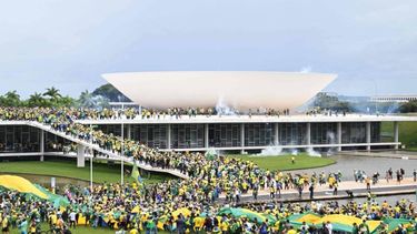 Seguidores de Bolsonaron invadieron y rompieron el Congreso en Brasil.