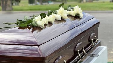 Insólito episodio en Tucumán: entró a su propio velorio gritando estoy vivo