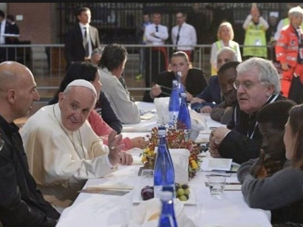 Papa en la cena con reos