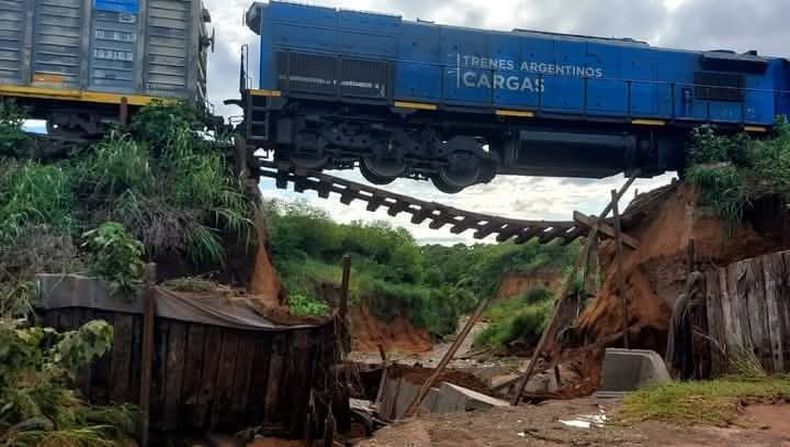 Así quedí un tren luego de que el puente se derrumbara.