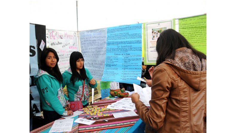 Estudiantes participando en la jornada