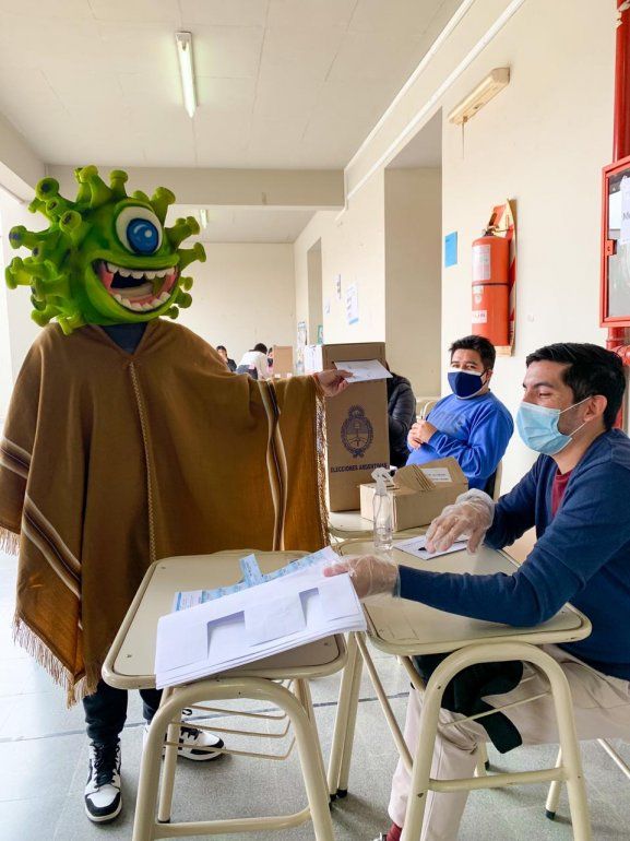 El bicho no se perdió las elecciones 2021 y votó con un poncho jujeño.