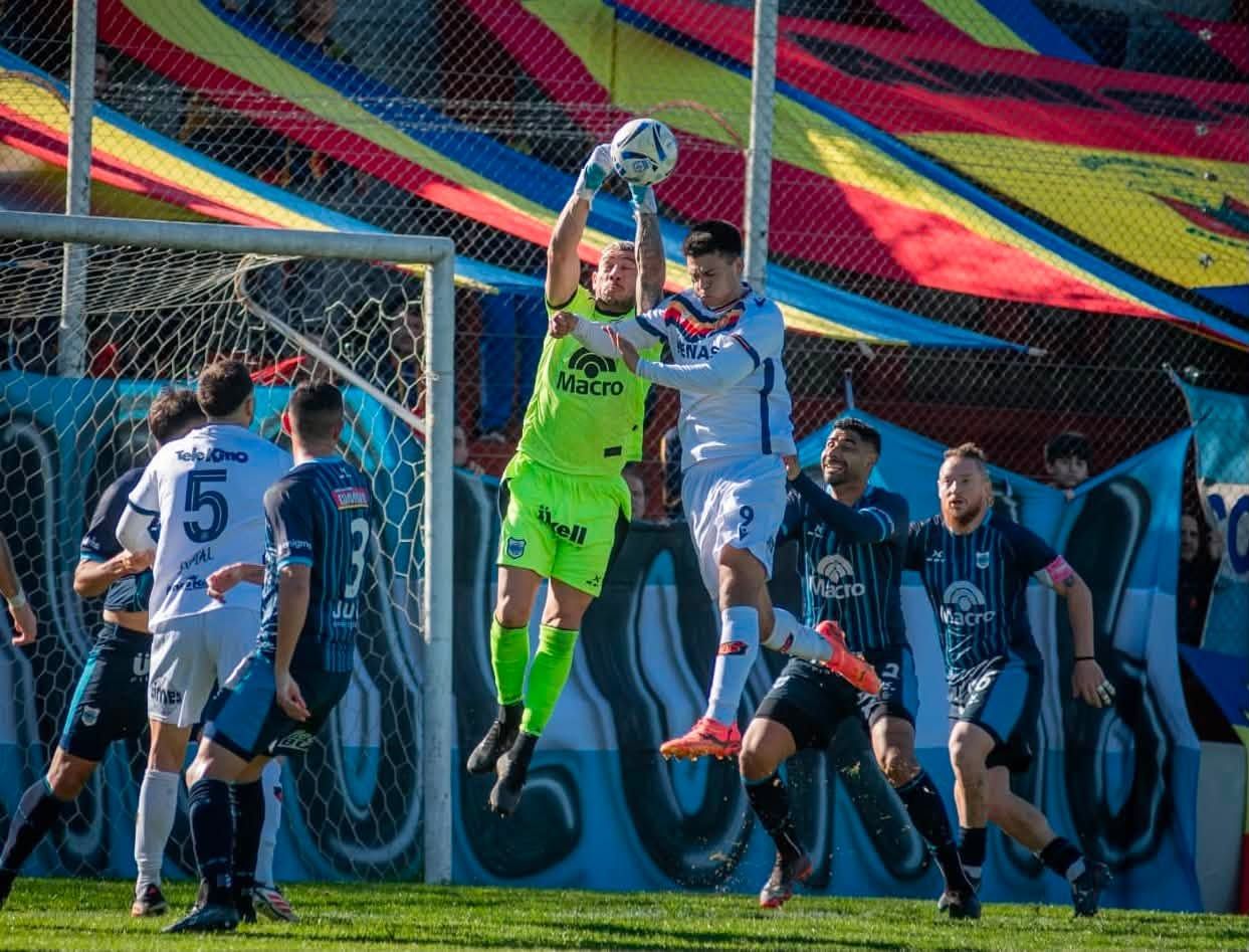 gimnasia de jujuy cayo de visitante por 2 a 1 ante colegiales