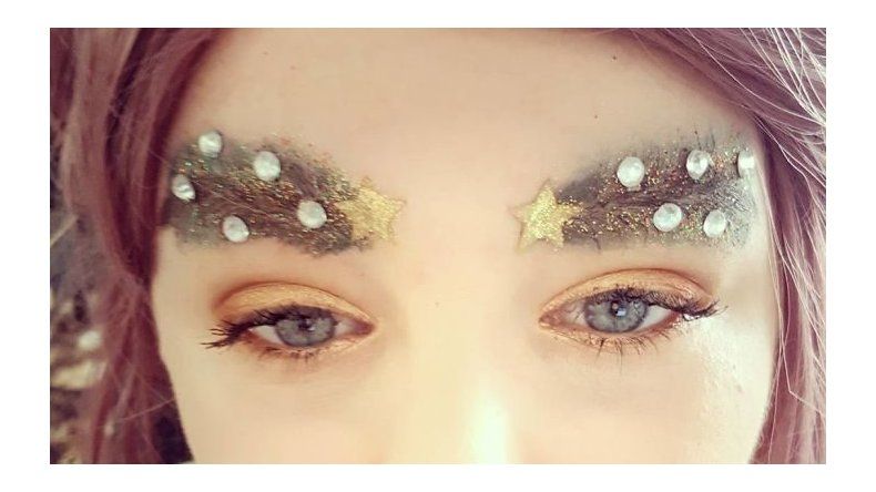 ¡El último grito de la moda! En esta época tenes que hacerte las cejas navideñas