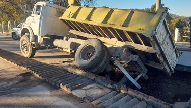 Se hundió una parte del puente sobre avenida Balbín.