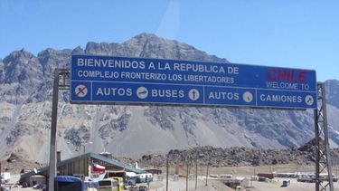 Chile reabre pasos fronterizos con Argentina