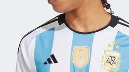 La nueva camiseta argentina con las tres estrellas se agotó en minutos, según informó la marca Adidas.