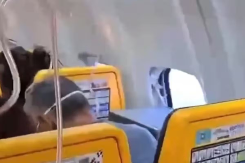 Un avión tuvo que aterrizar de emergencia en Grecia porque se desprendió una ventanilla