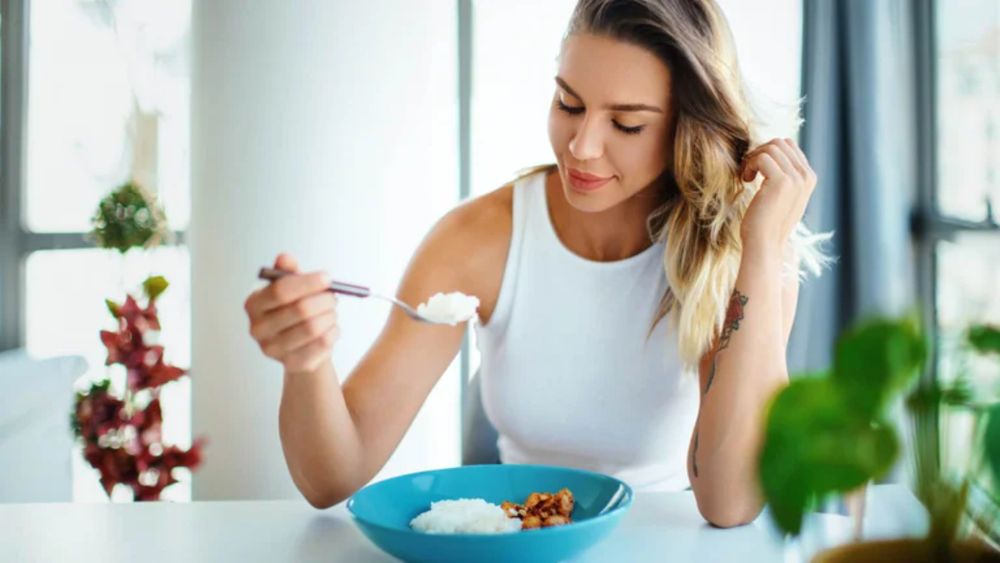 El arroz contiene&nbsp;carbohidratos&nbsp;simples que se asimilan rápidamente.