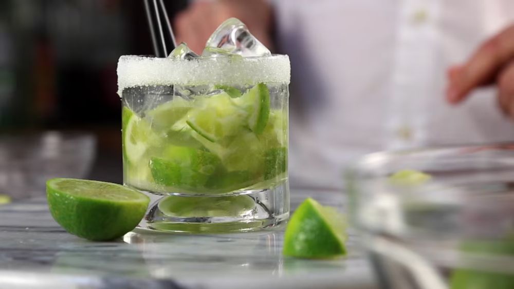 Caipirinha y otras bebidas alcohólicas adulteradas en Brasil: hay dos muertes y 200 casos bajo investigación. &nbsp;