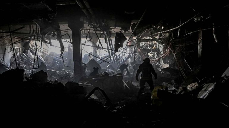 Estacionamiento. Las bombas pulverizaron los veh&iacute;culos en Kiev (T&eacute;lam)