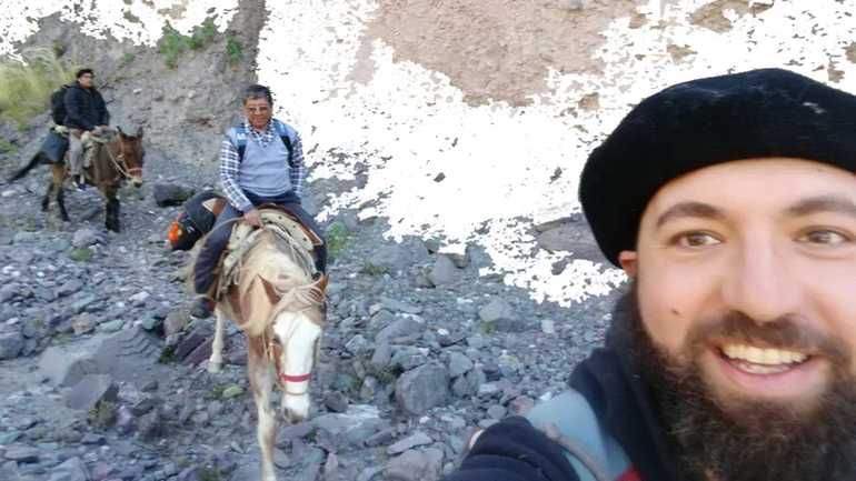 Un médico jujeño recorre lugares de Jujuy para atender a personas que viven en zonas muy alejadas.