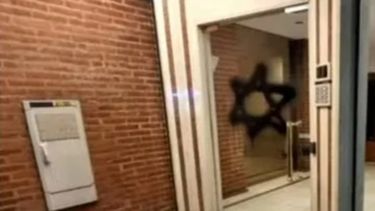 Apareció una estrella de David en la entrada de un edificio situado en la calle Guayaquil en Caballito.