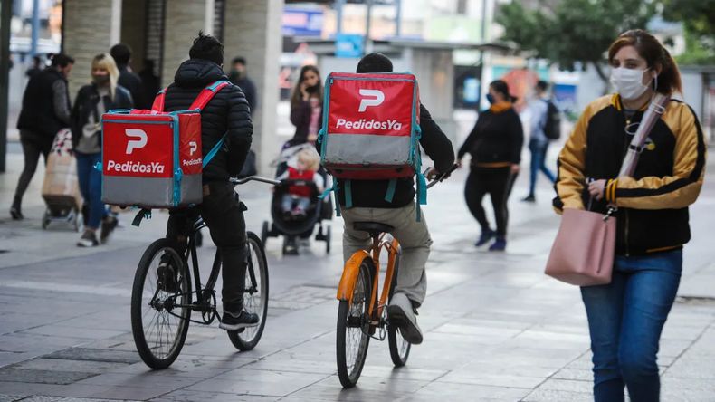 Giant, ocupado con sus entregas, notó a un joven que trataba de llevarse una bicicleta aún asegurada con un candado.