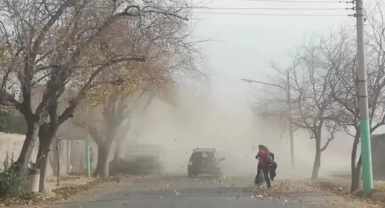 El SMN emitió un alerta por fuertes ráfagas de viento en diferentes zonas de la Argentina para hoy que pueden llegar hasta 150 kilómetros por hora en ciertas zonas.