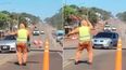 trabajador se hizo viral por su baile mientras dirige el transito