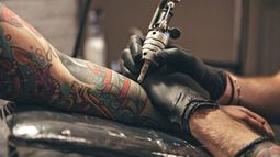Se tatuó a Lionel Messi campeón del mundo y lo destrozaron en las redes.&nbsp;