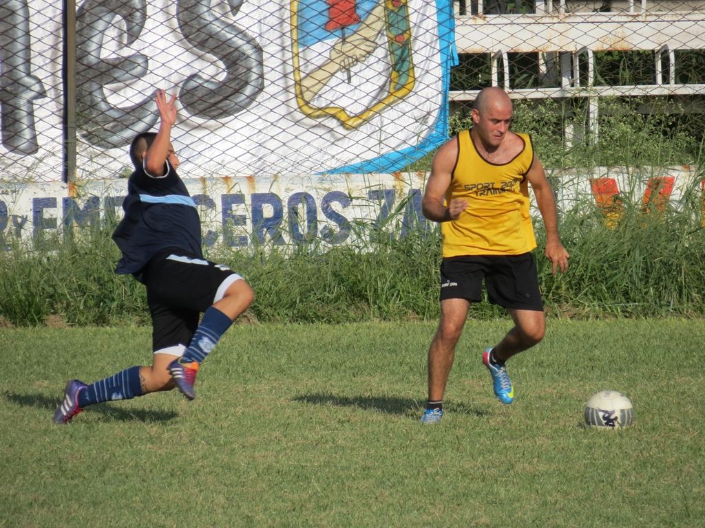 Medina disputando el balón
