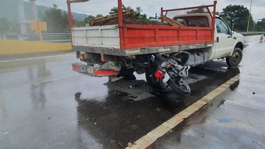 La moto donde viajaba el policía chocó contra el camión en plena tormenta en Reyes.&nbsp;