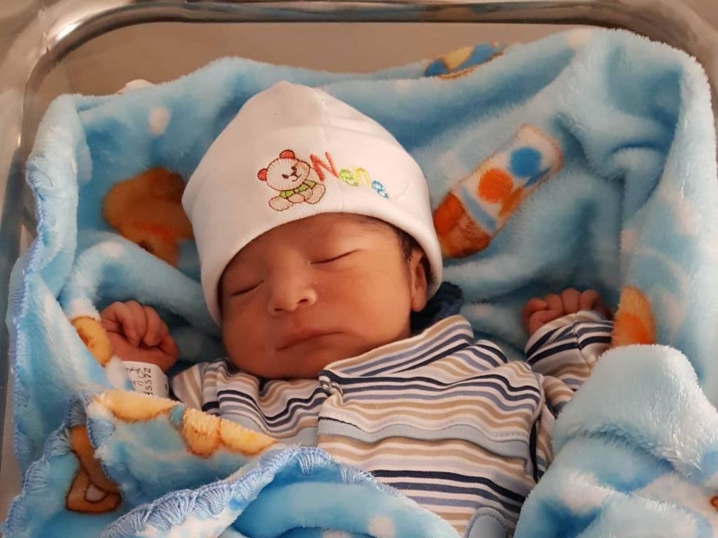 Elías, nació una hora después