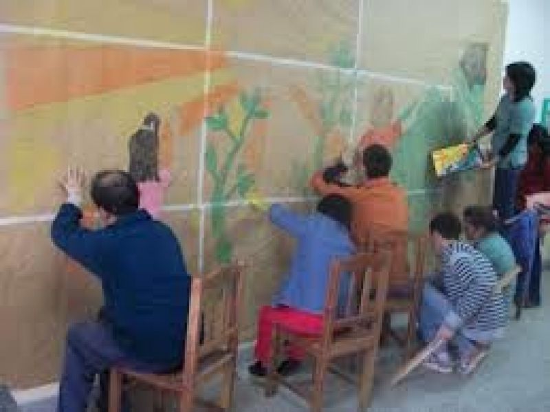 Chicos pintan murales