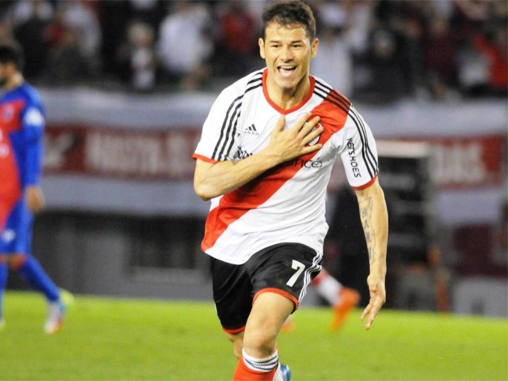 Dos goles de Mora para el millonario