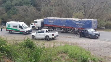 Choque entre un camión, un auto y una moto en Ruta 56