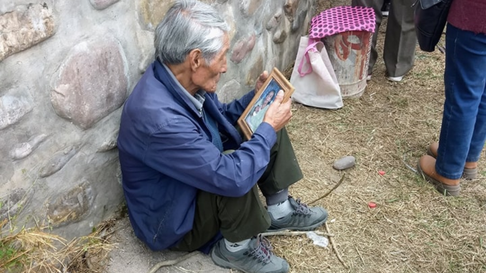 Todo Jujuy | Un abuelo fue capturado con la imagen de su esposa en la misa de la Virgen de Río Blanco.