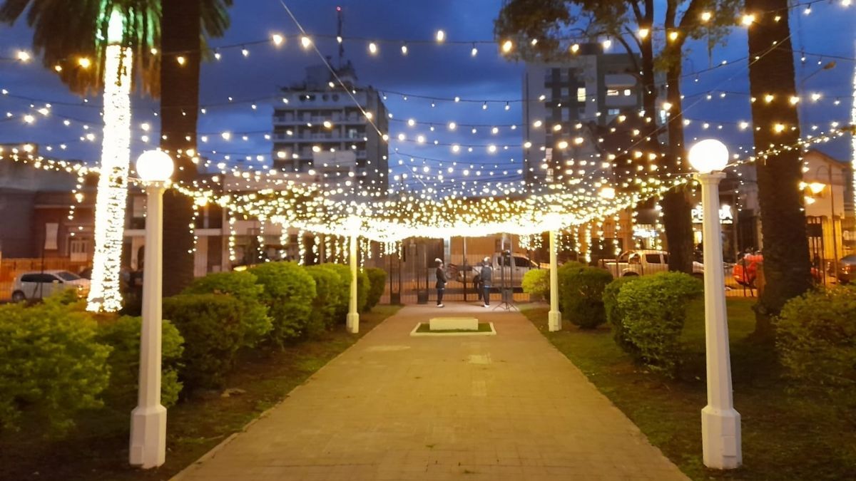 Con nuevas luces, Plaza España volvió a abrir sus puertas.