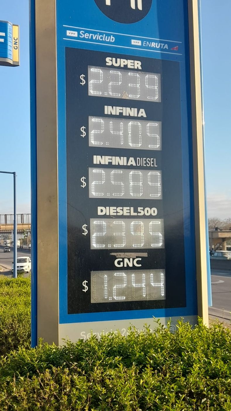 La imagen corresponde a una estación YPF ubicada en el ingreso al centro de San Salvador de Jujuy y muestra los valores vigentes al 1 de septiembre de 2026: