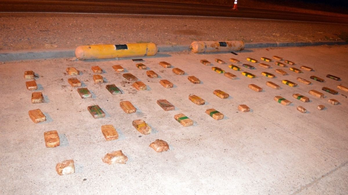 Los tubos de GNC y los paquetes de cocaína que los gendarmes encontraron adentro. /Foto: Prensa Gendarmería
