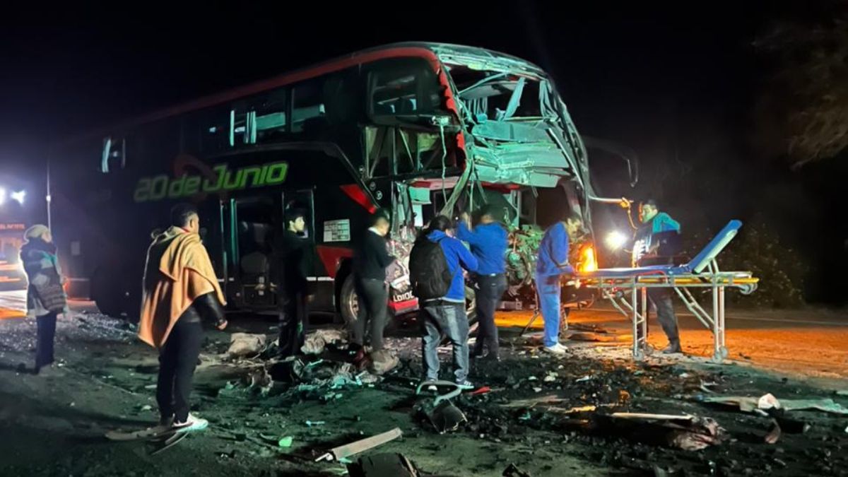 Chocó un colectivo que viajaba a Jujuy: al menos 24 heridos Chocó un colectivo que viajaba a Jujuy: al menos 24 heridos