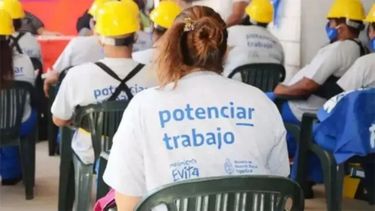 El Gobierno analiza abonar el aguinaldo a quienes sean parte del plan Potenciar Trabajo.