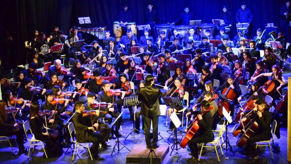 Cien músicos de la Orquesta Juvenil del Norte debutaron en el Teatro Mitre