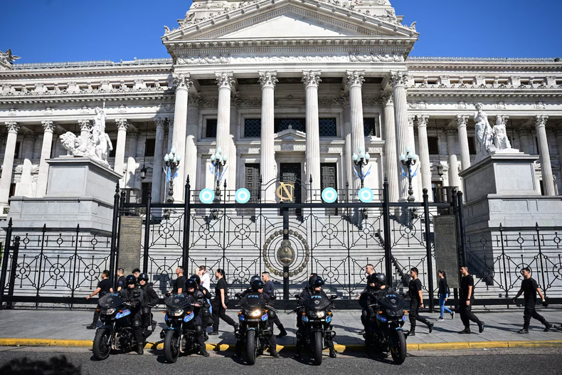 La Policía Federal, junto a la Casa Militar, dispusieron un vallado en torno a la Casa Rosada, pero a la altura de Reconquista, a unos 100 metros de la sede del Gobierno.
