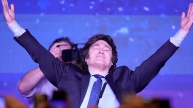 Una seguidora le dejó un peculiar regalo a Javier Milei, candidato de La Libertad Avanza.