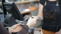 La AFIP dispuso una actualización los montos mínimos para los consumos con tarjeta de débito sin que haya controles. &nbsp;
